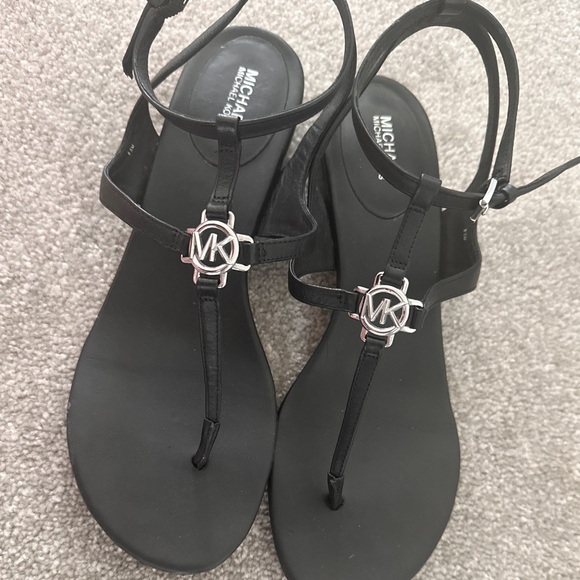 Micheal Kors black leather sandals with silver details - Picture 9 of 11